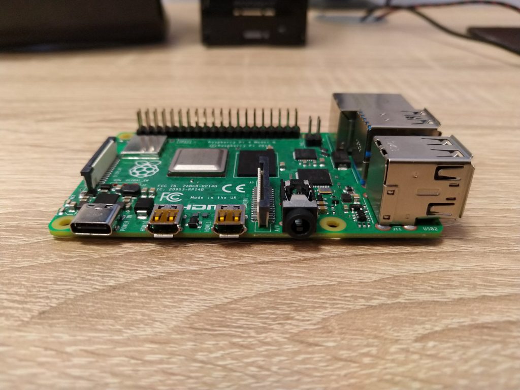 Porty microHDMI minikomputera Raspberry Pi 4B.