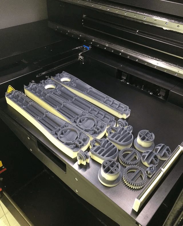 Elementy wykonane w druku 3D MJP i PolyJet