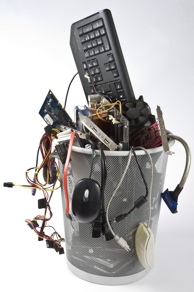Kosz pełen elektrośmieci